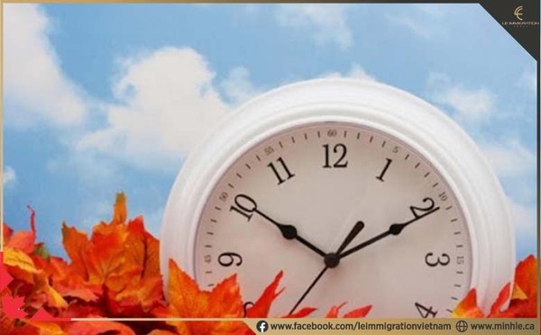 Vào mùa Xuân, người dân sẽ thay đổi bằng cách đặt đồng hồ trước 1 tiếng và đặt trở lại 1 giờ vào mùa Thu